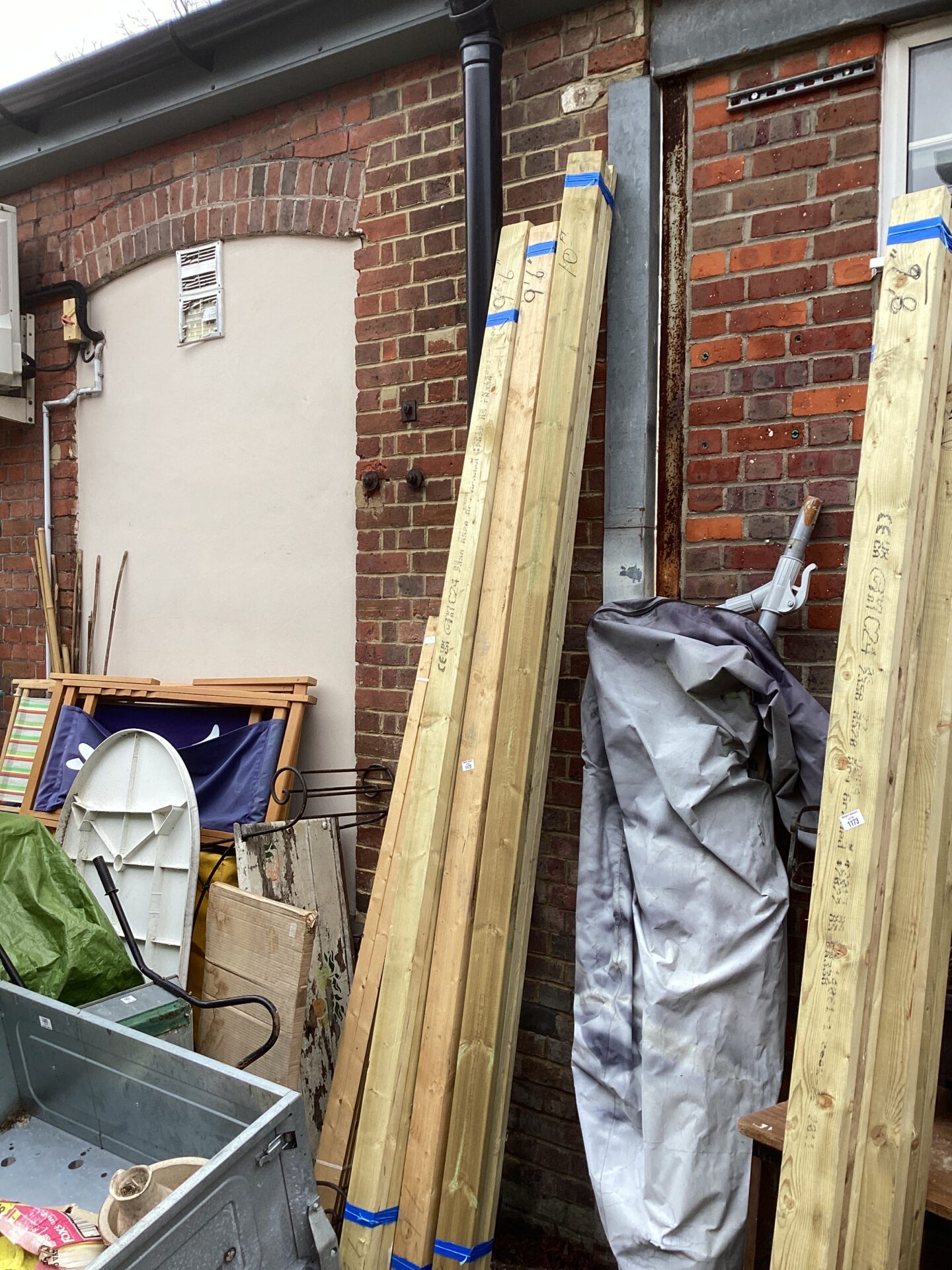 1172 Three bundles of 9’6” and 10’ Timber