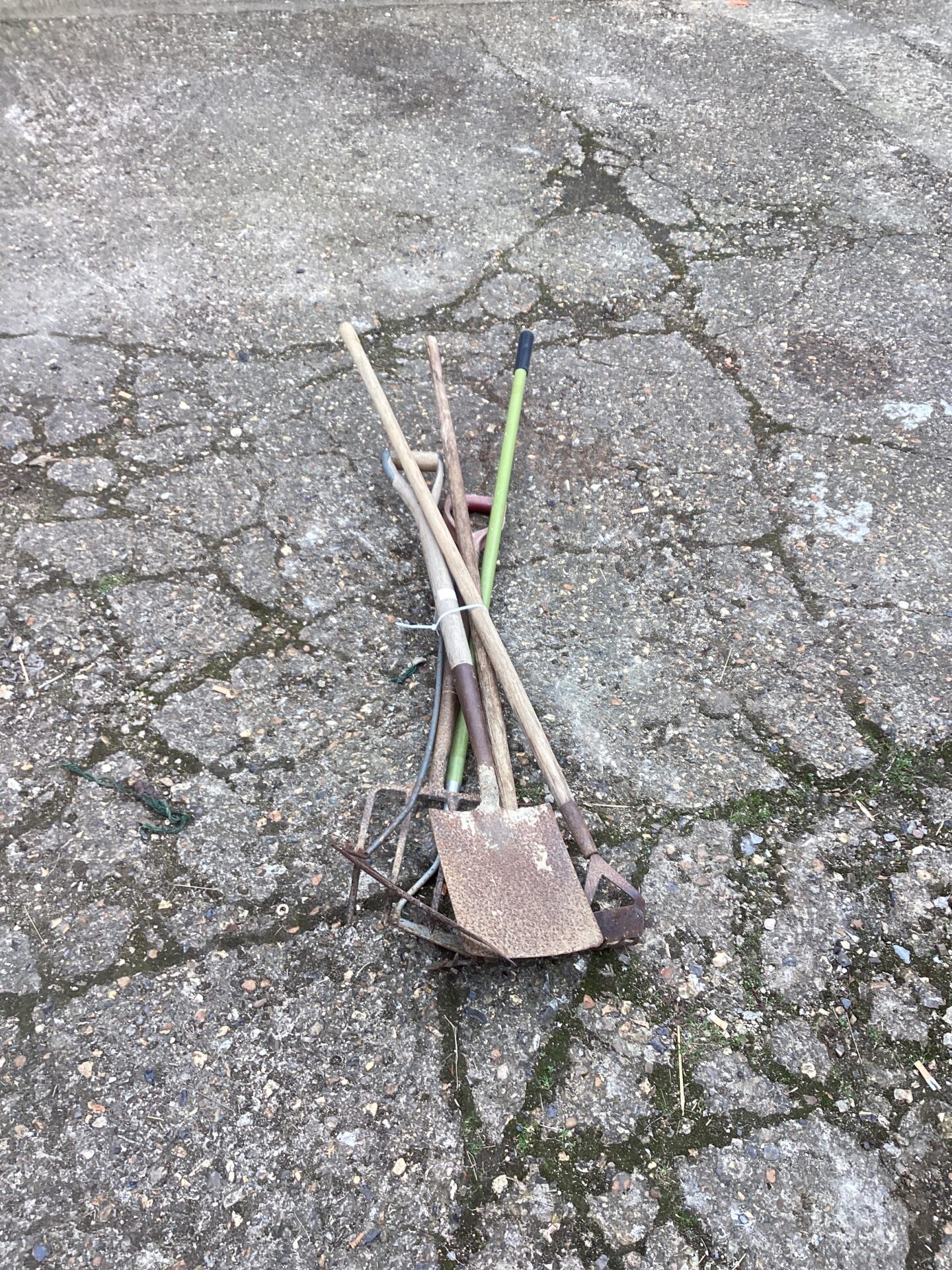 1177 Bundle of garden tools