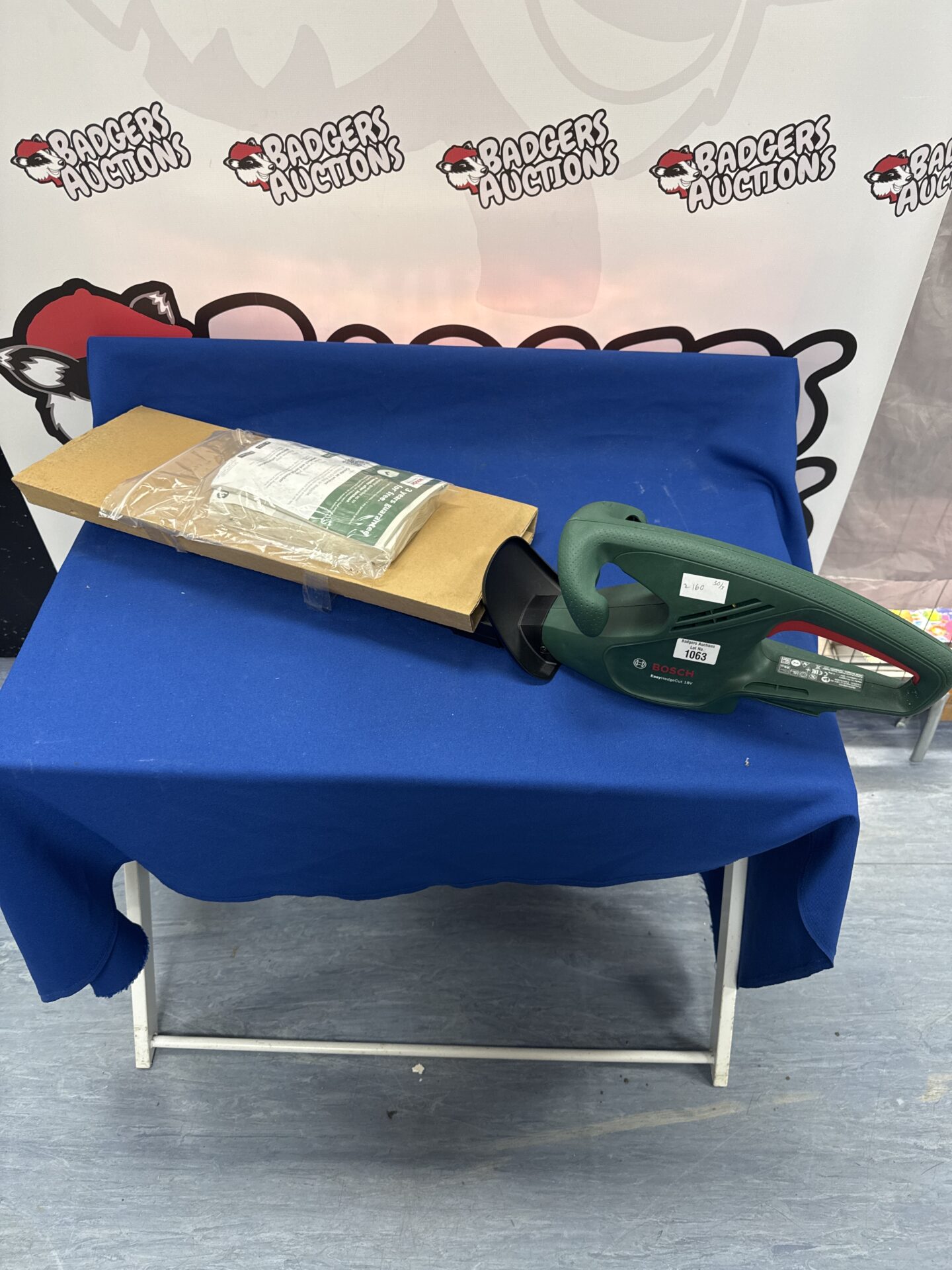 1063 Bosch easyhedgecut 18v cordless hedge cutter body only with manual – appears unused