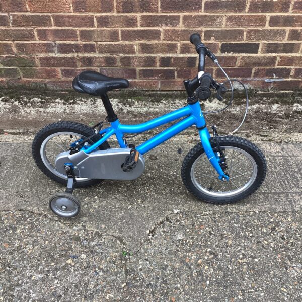 Blue Ridgeback children’s bike with stabilisers for young riders.
