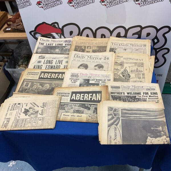 Collection of 1920s & 1930s daily mirror & aberfan newspapers