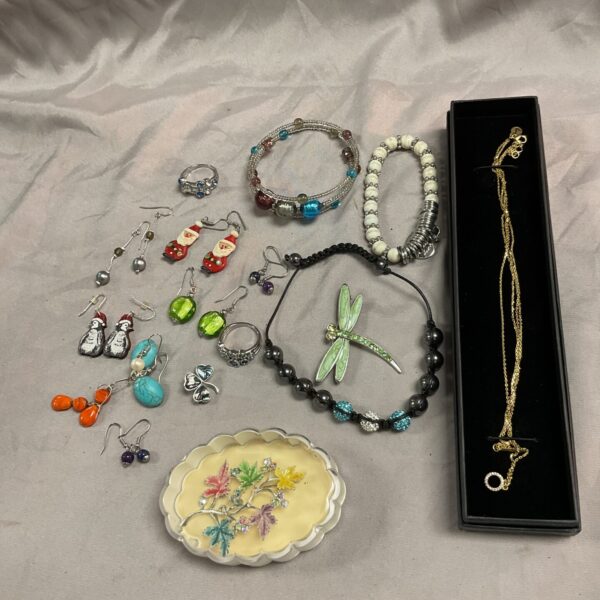 Assorted costume jewellery including necklaces, earrings and a brooch.