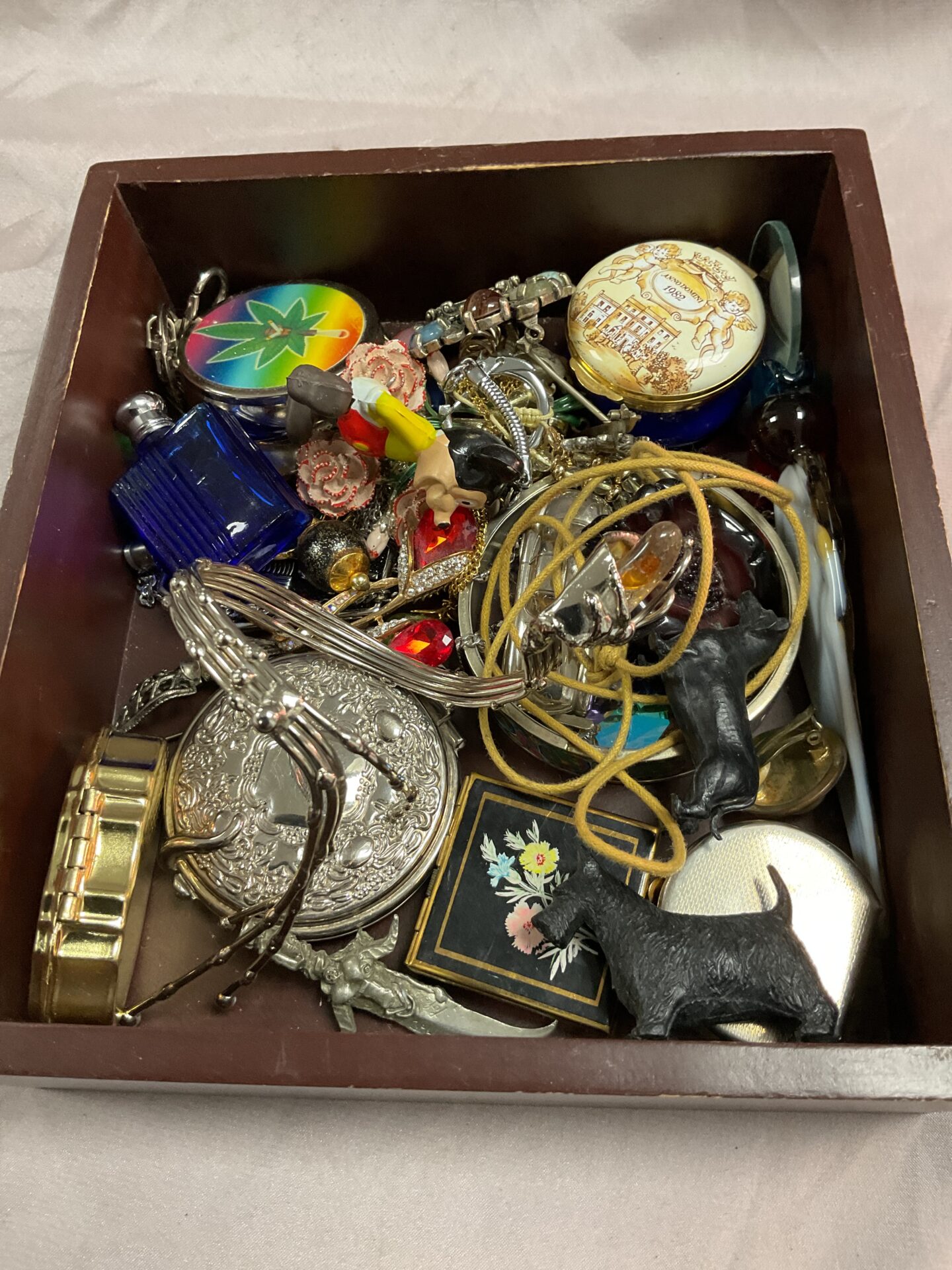 861 Tray of mixed jewellery and odds
