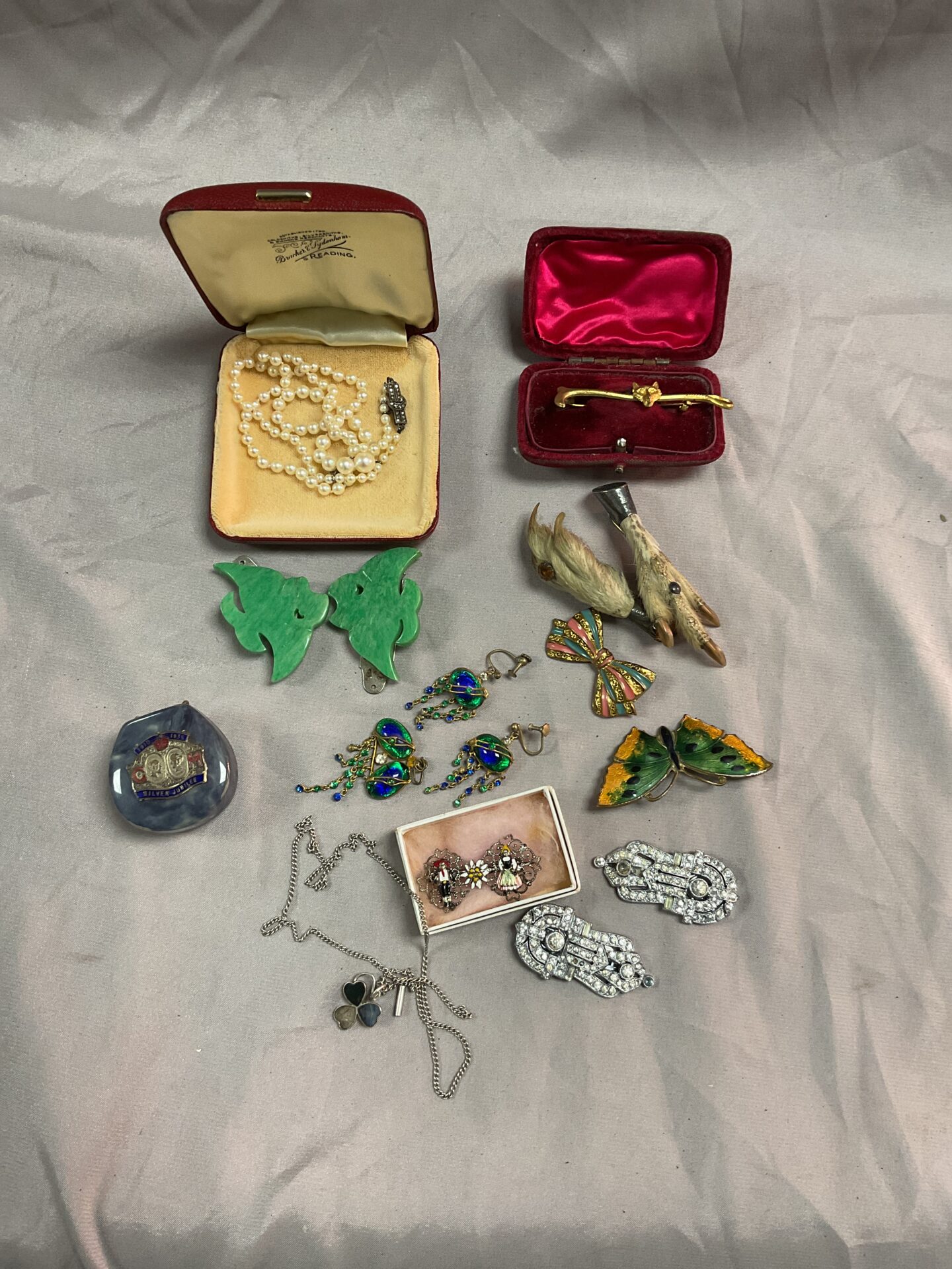 863 Tray of vintage Jewellery