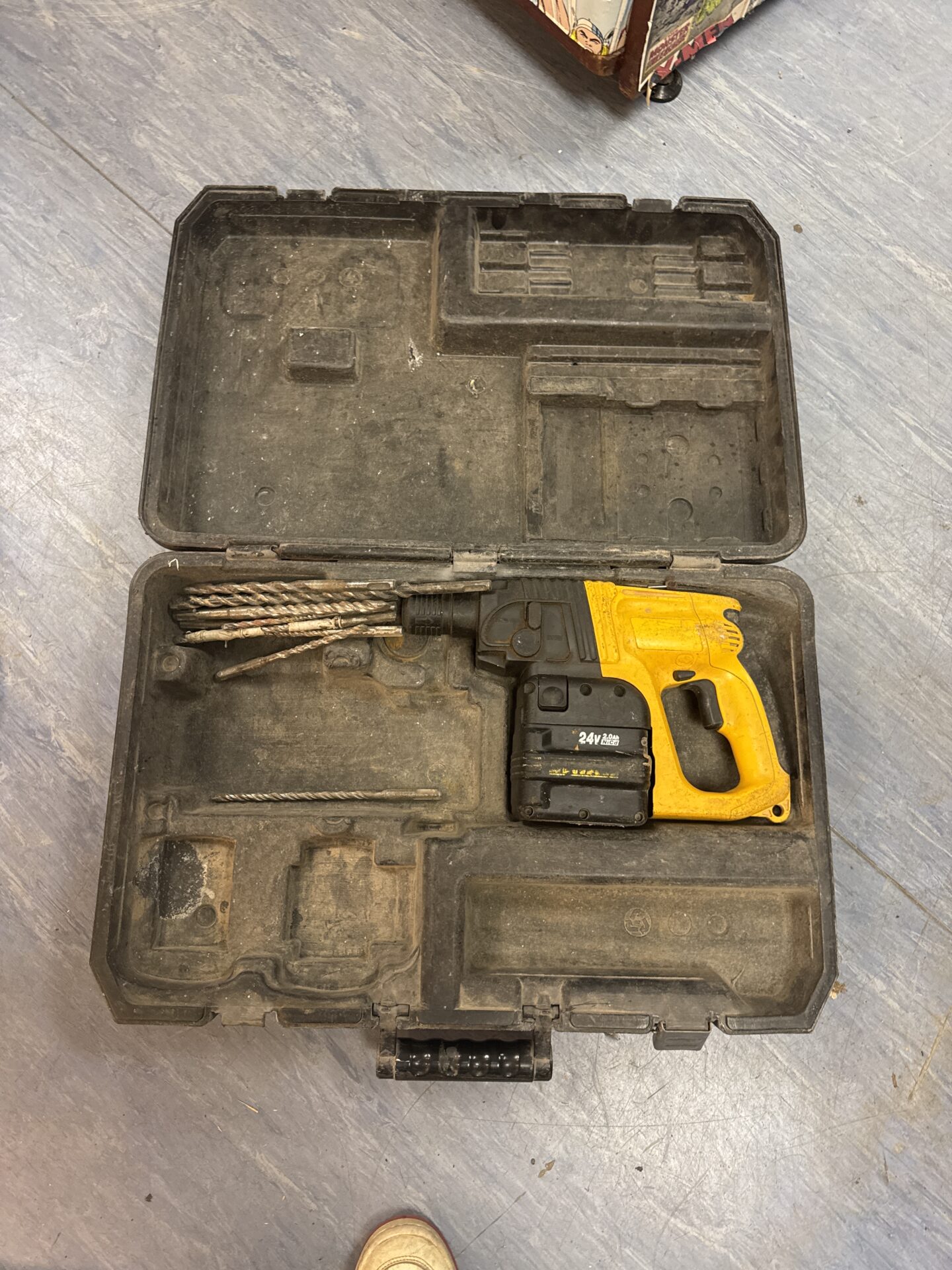 1134 Dewalt cordless sds drill – untested, no charger