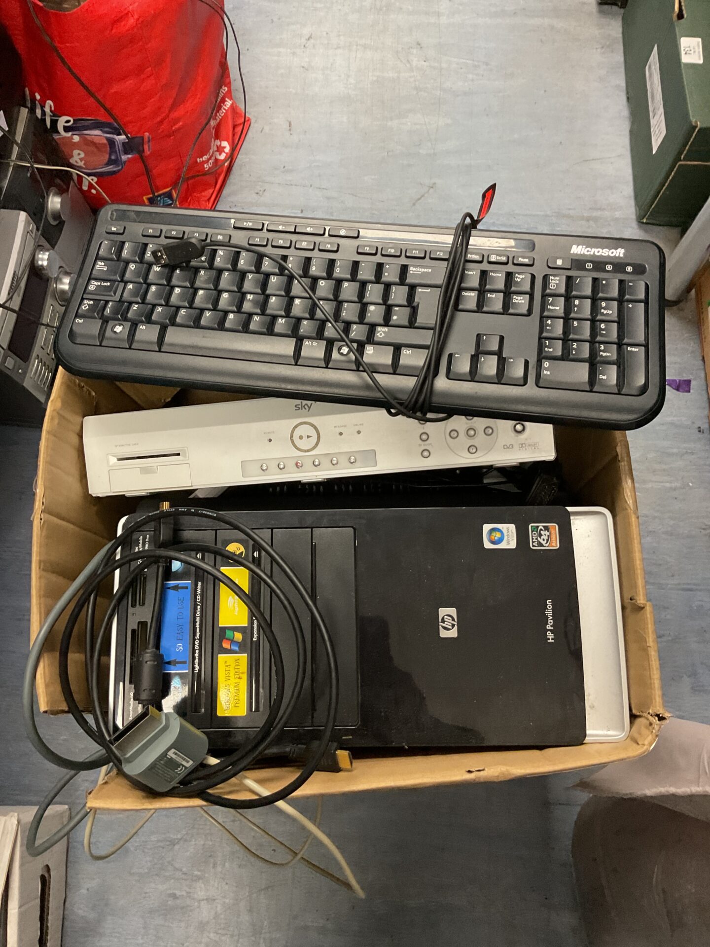 126 Hp pavilion desktop computer with monitor & sky+ box