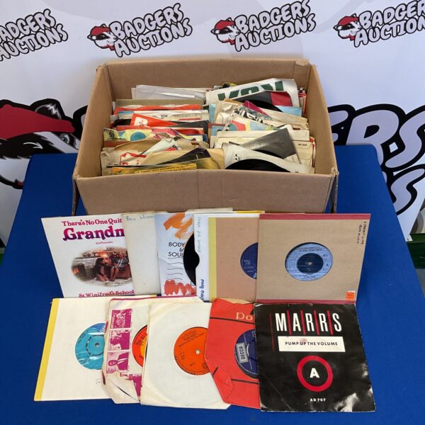 Mixed lot of vintage 7 inch vinyl records for collectors.