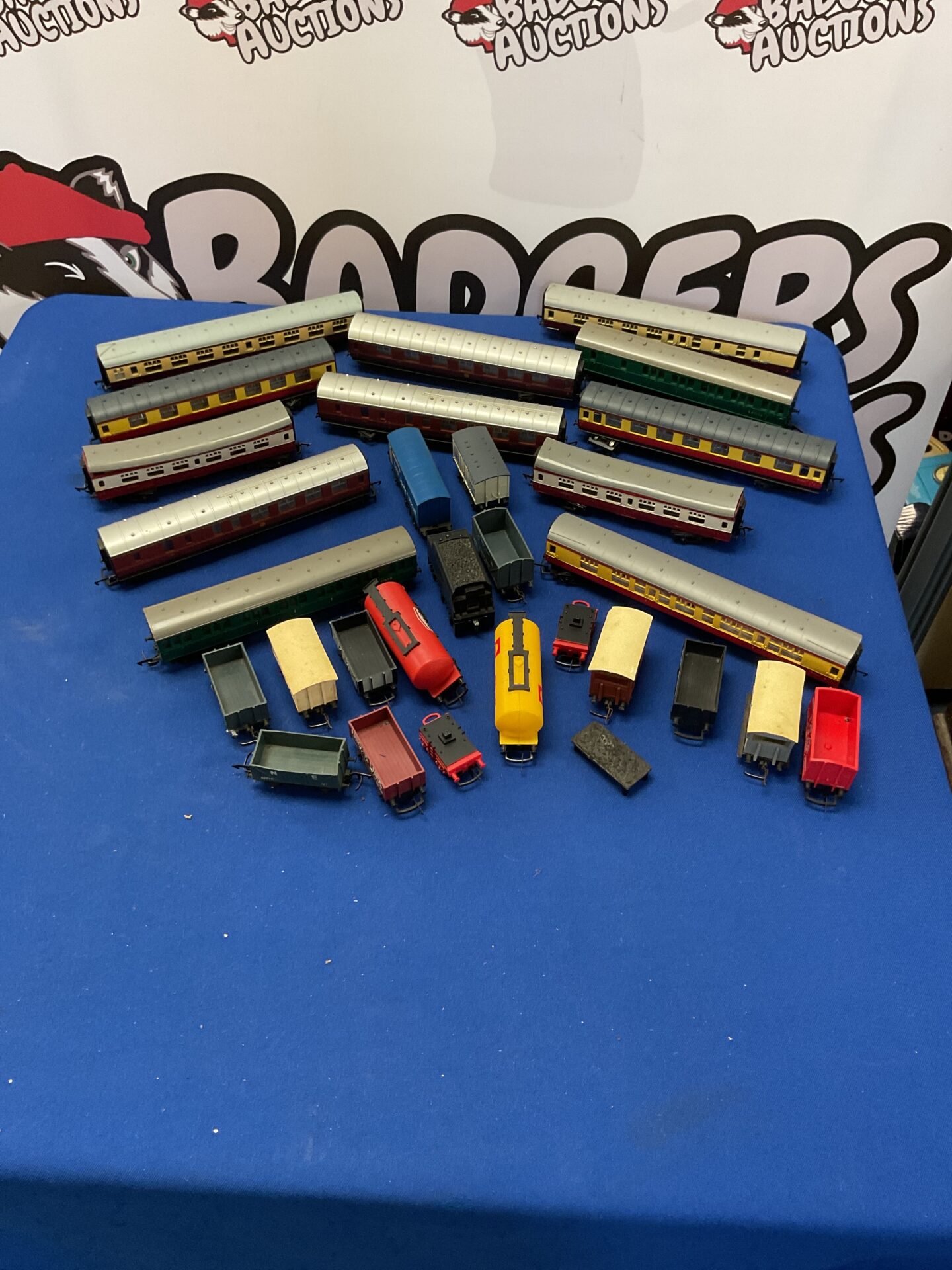 480 Selection of Hornby carriages and rolling stock