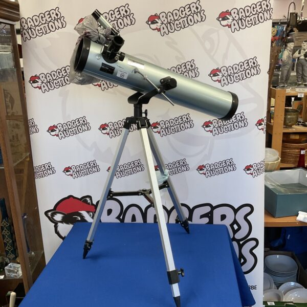 Vintage reflector telescope on tripod for astronomy.
