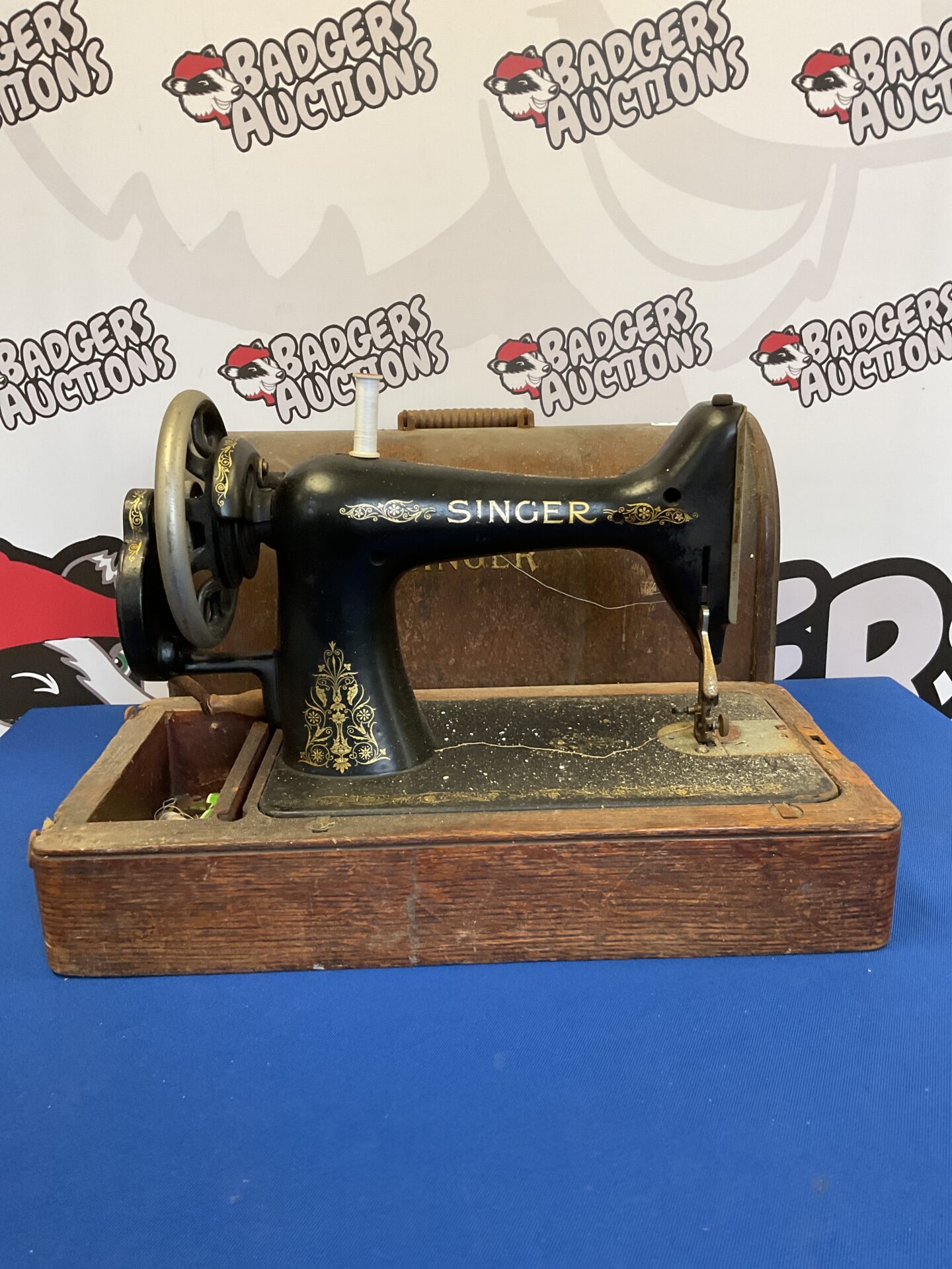 238 Vintage hand crank singer sewing machine
