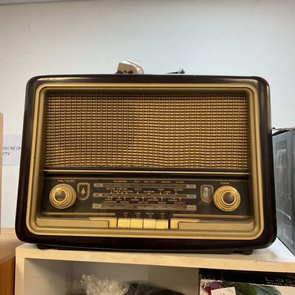 Vintage Bush bakelite radio, a classic retro table top radio.
