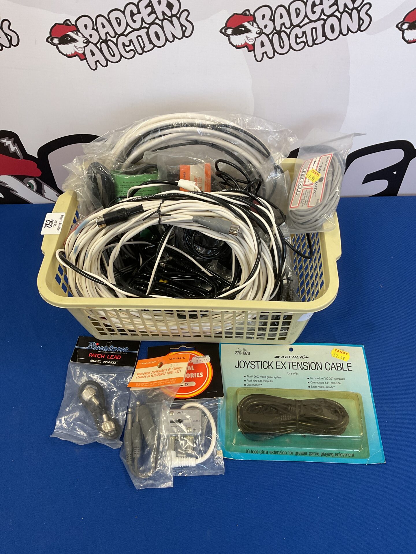 252 Box of vintage computing & audio cables