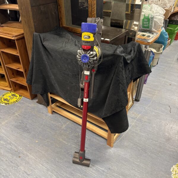 Dyson V8 Totalclean cordless vacuum cleaner in grey and purple.