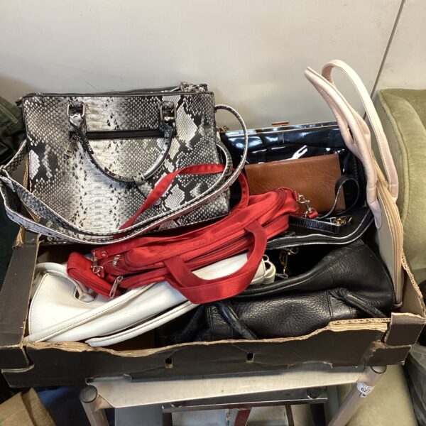 Mixed lot of pre-owned handbags and a wallet with coin purse.