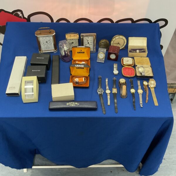 Mixed lot of vintage watches and clocks for collectors.