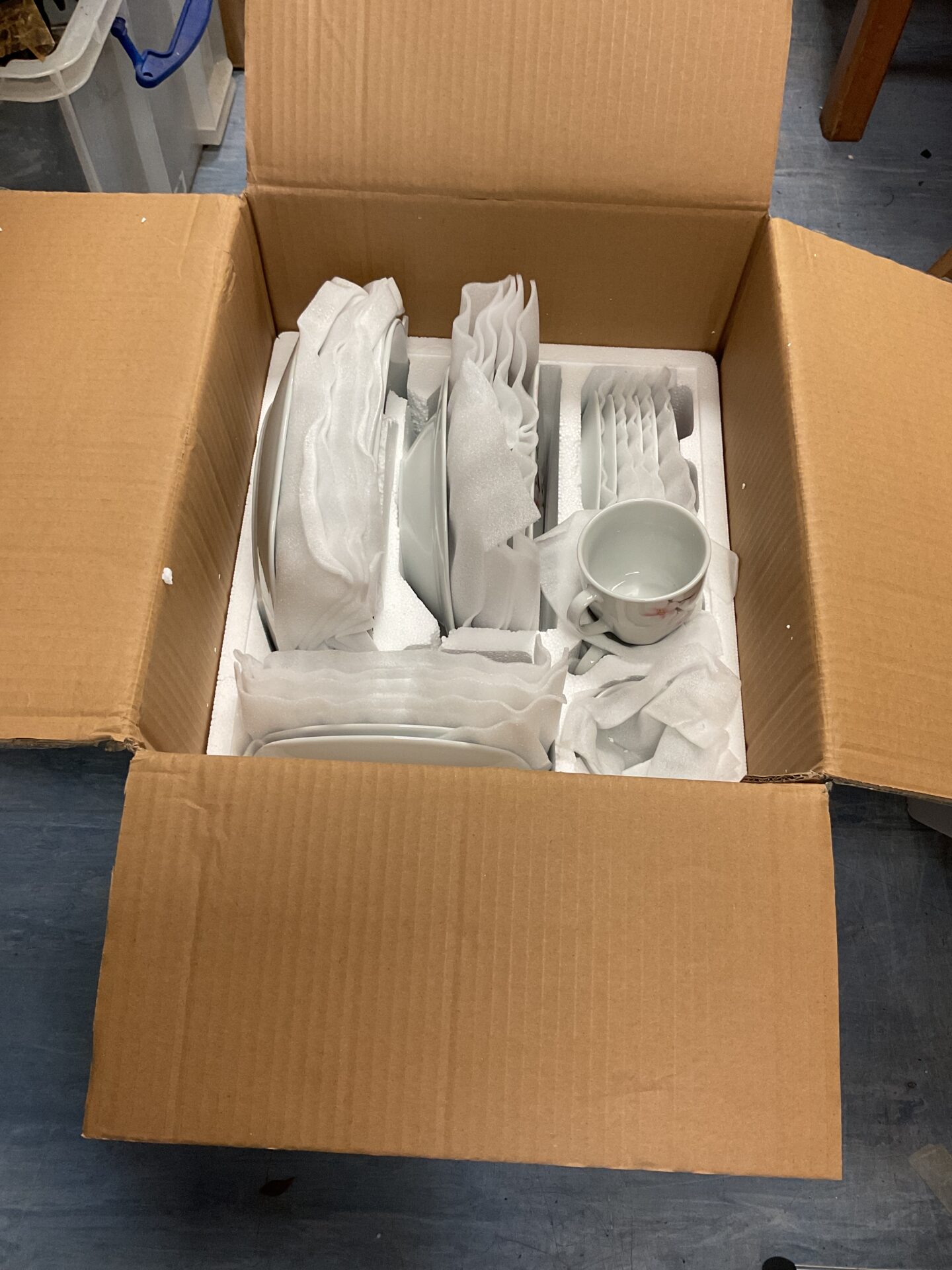 543 Box containing dinner service