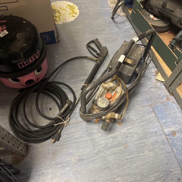 Front view of an ELD pressure washer, ideal for garden cleaning.