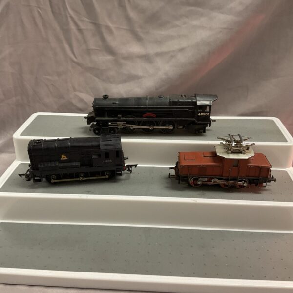 Vintage 00 gauge model railway engines, including Princess Elizabeth.