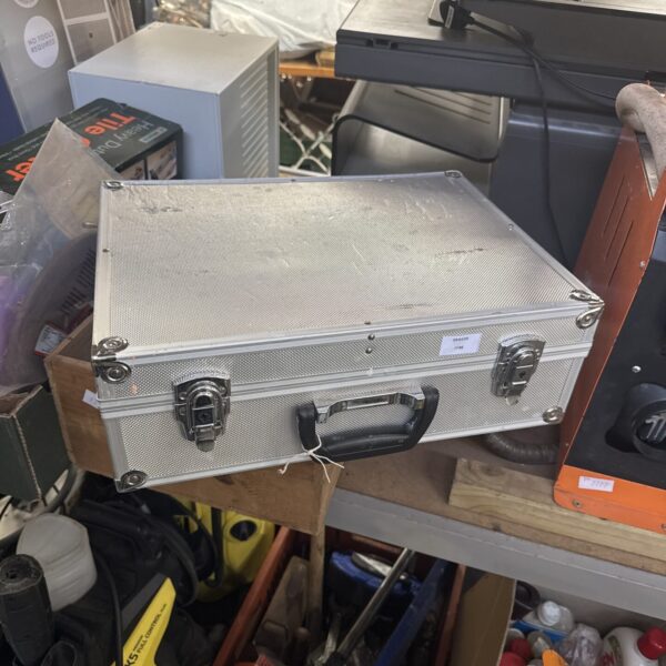 Silver aluminium flight case with handle, ideal for equipment protection.