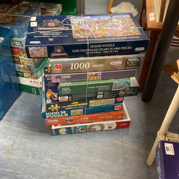 Bundle of assorted jigsaw puzzles, including a Gibsons 1000 piece puzzle.
