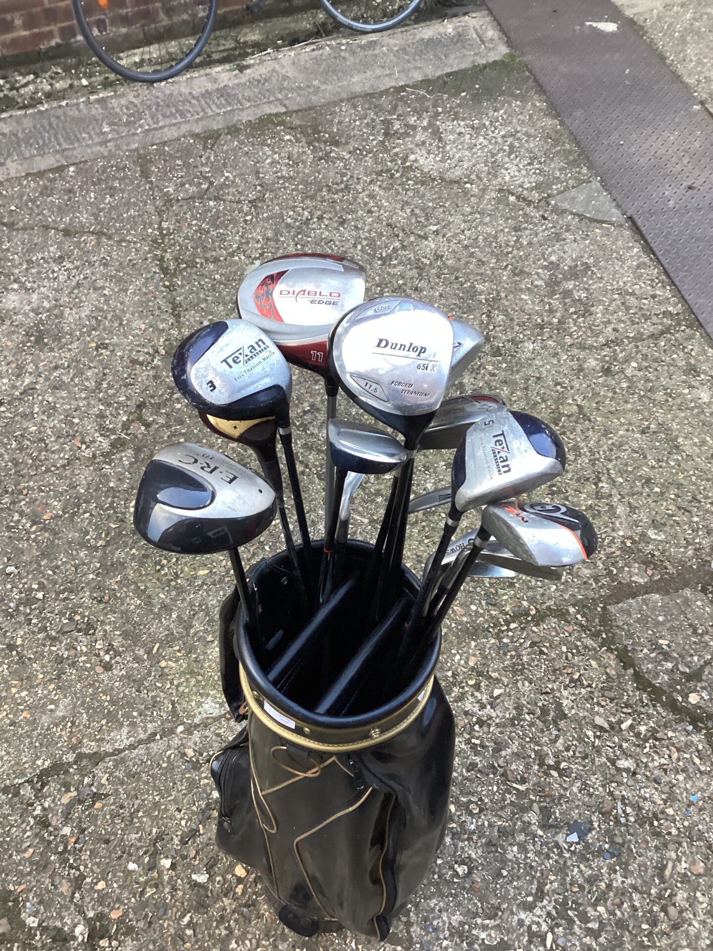 1256 Selection of golf clubs
