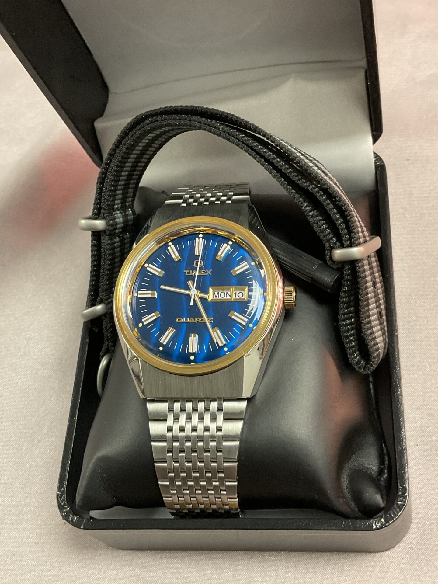 848 Timex Quartz gents wristwatch with spare military strap