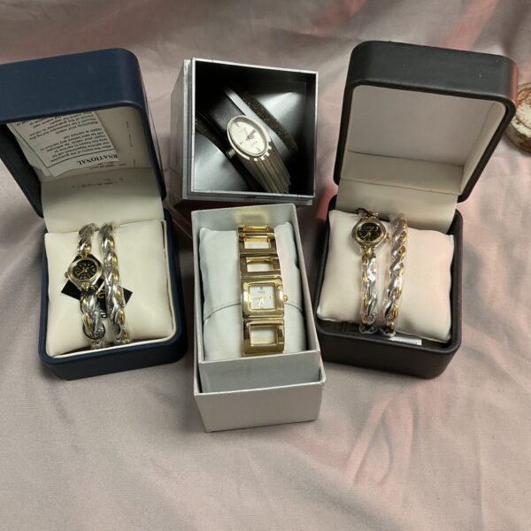 Ladies quartz watch lot with bracelets in gold tone.