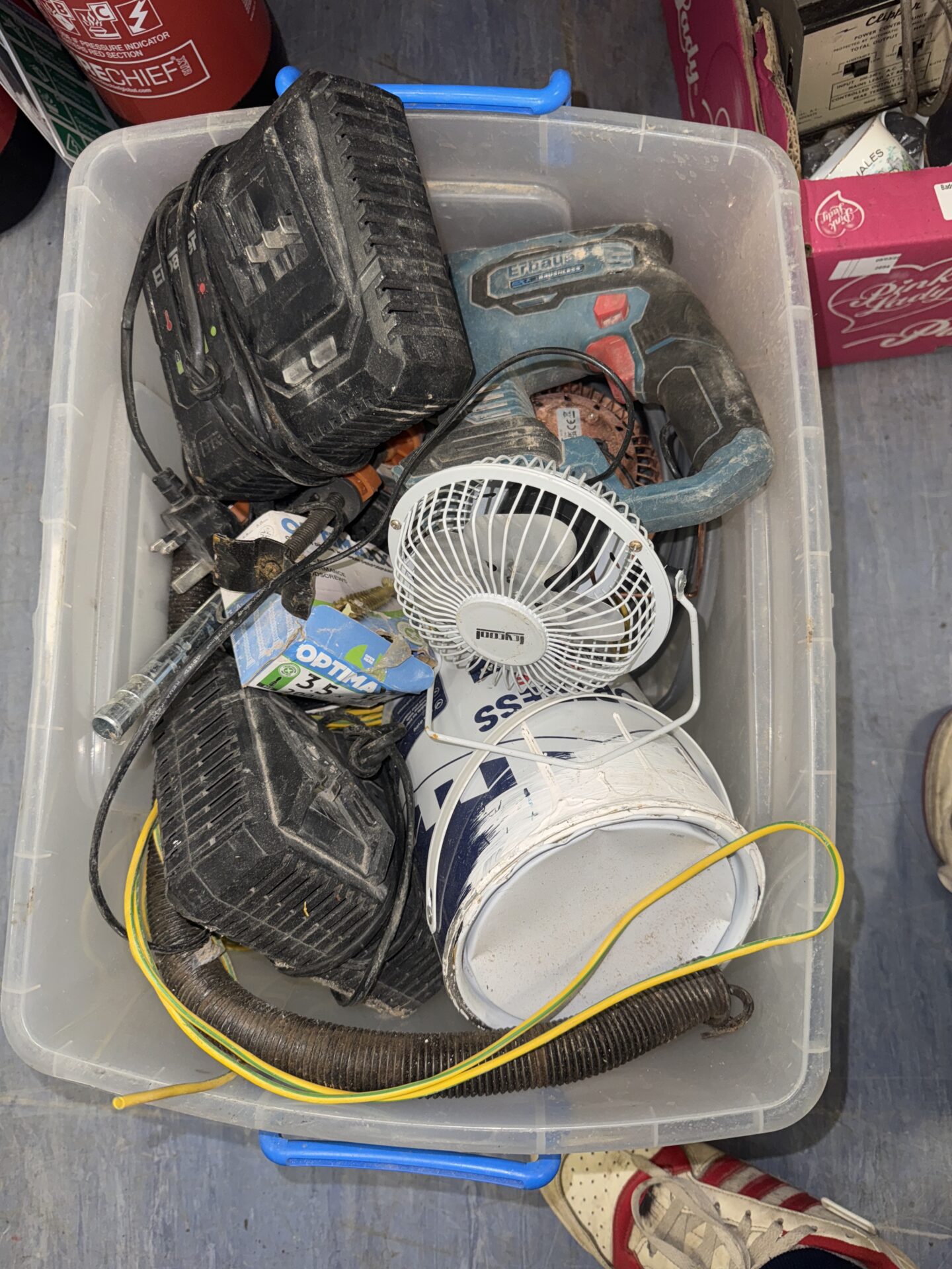 1174 Box of garage clearance items