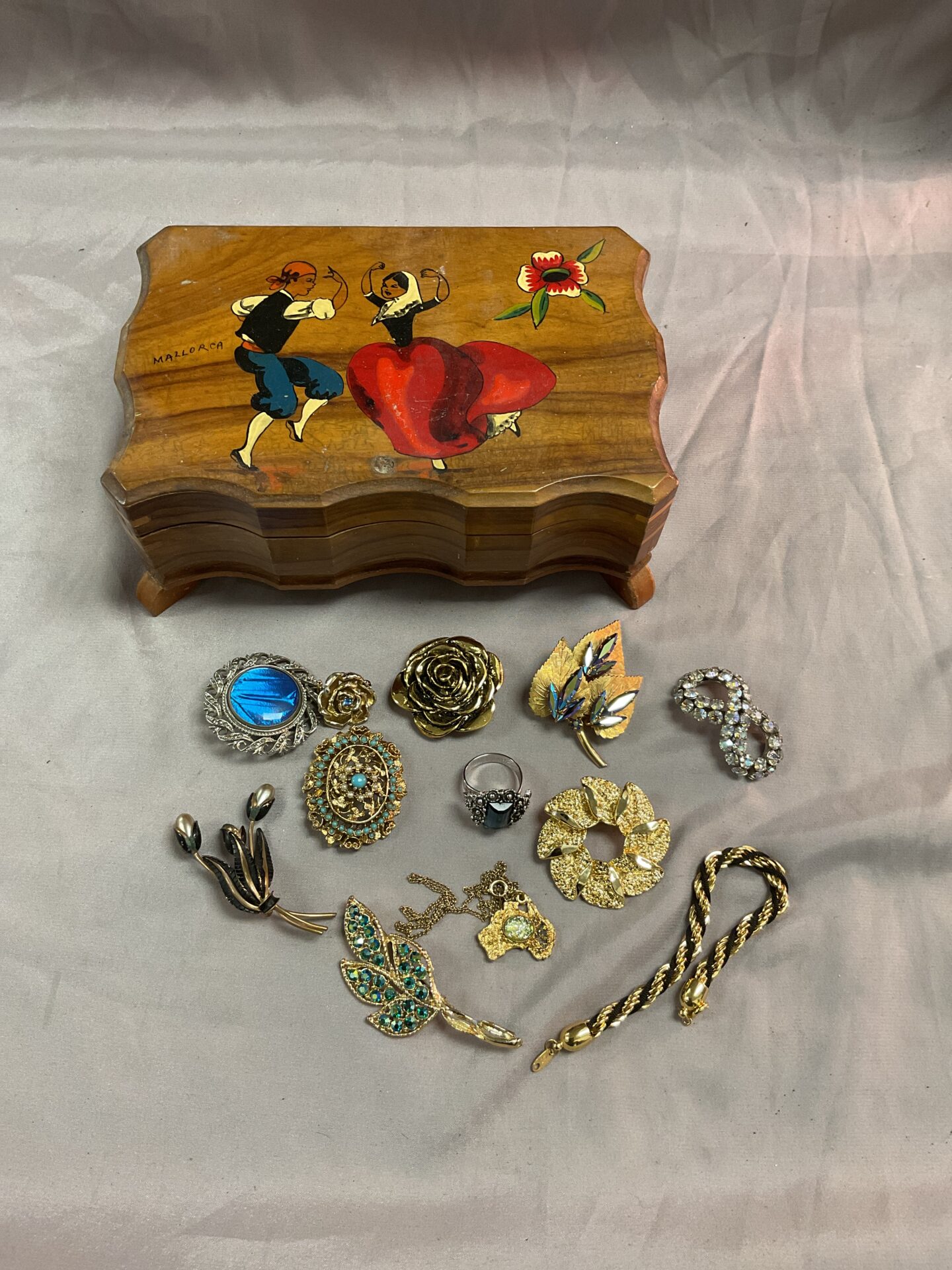 821 Musical jewellery box with assorted jewellery