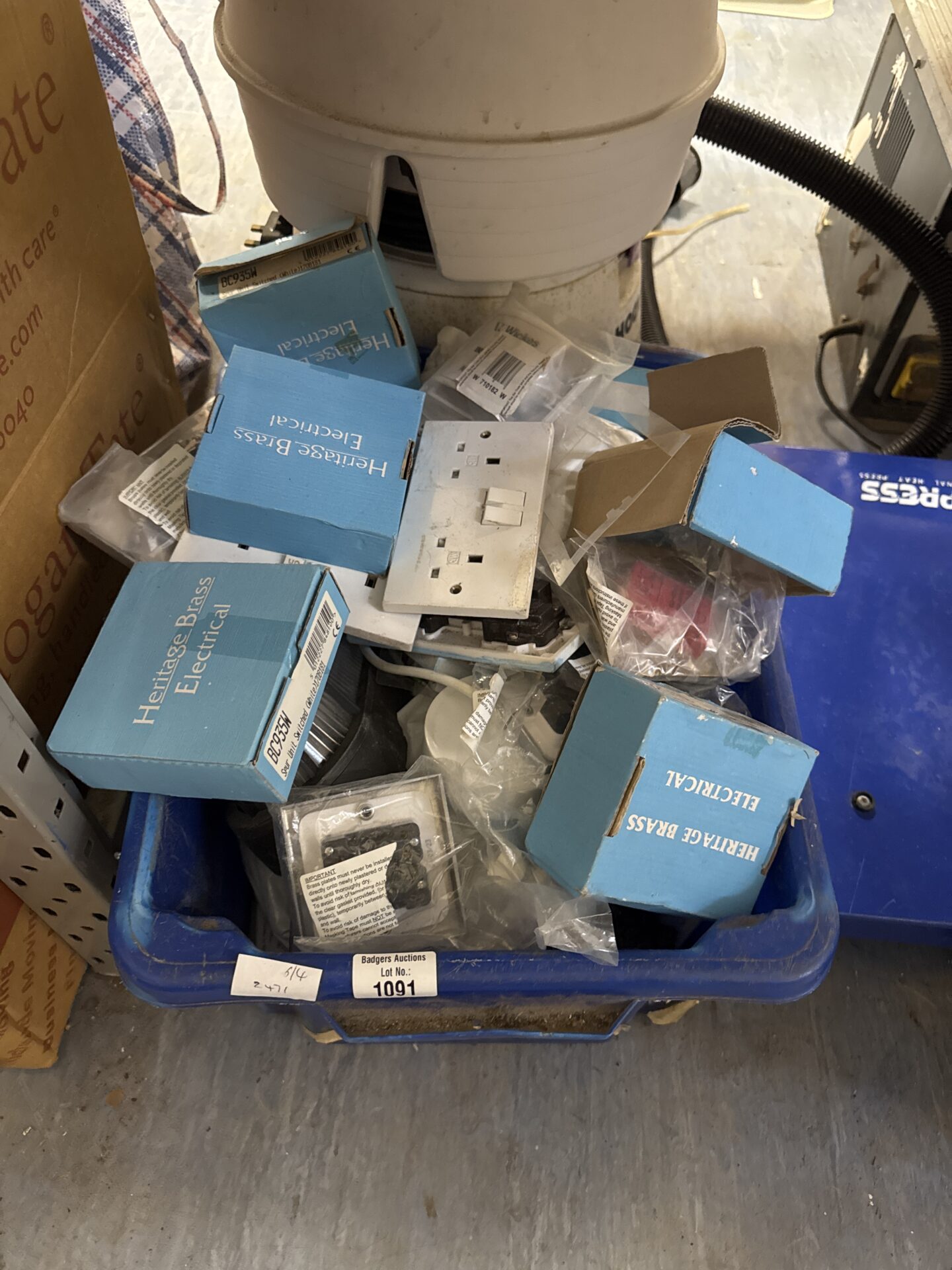 1091 Box of electrical items inc plug sockets & others
