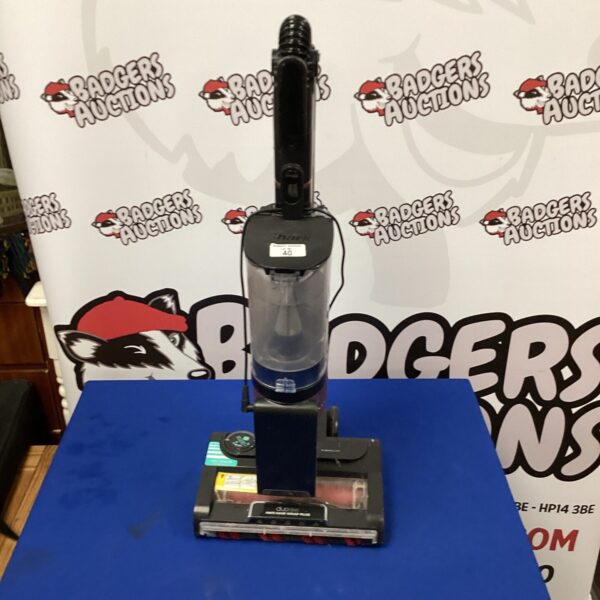 Shark Stratos IZ462H vacuum cleaner for home cleaning.