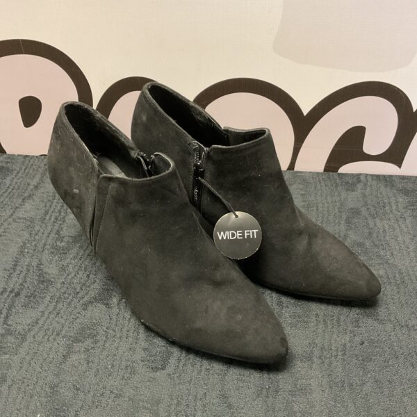 Black New Look ladies’ heels size 6 with pointed toes.