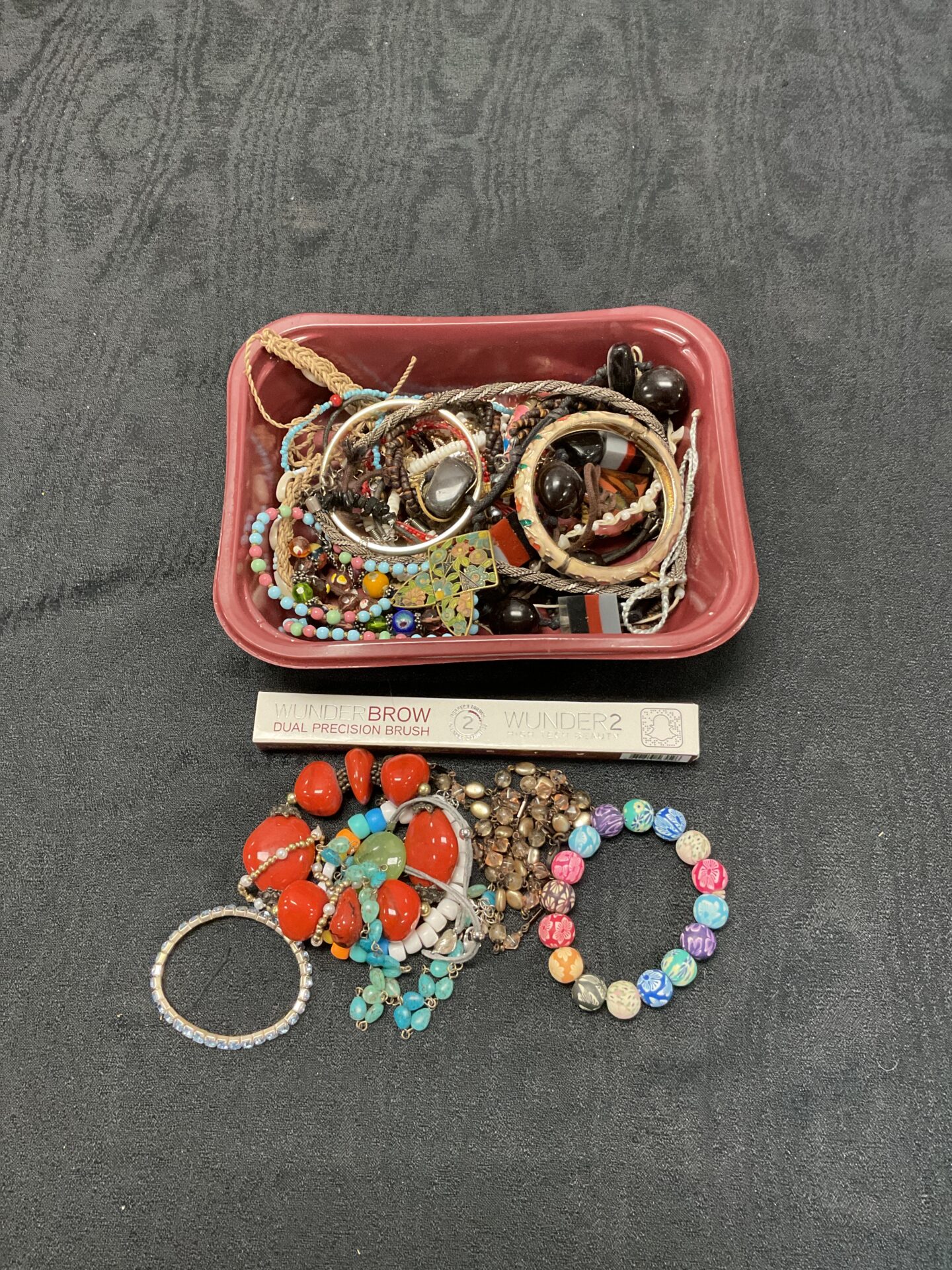 334 Tray of costume jewellery