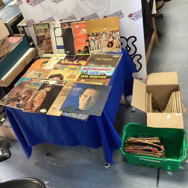 Mixed lot of vintage vinyl records and 78s for collectors.