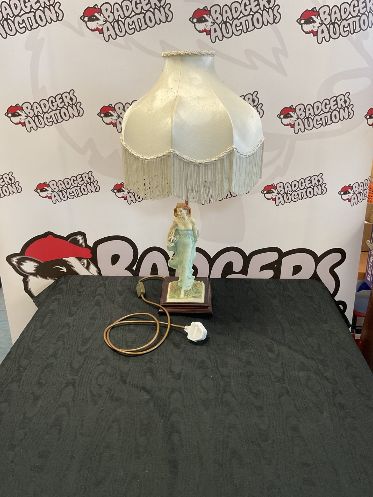 071 Signed signature flower lady table lamp
