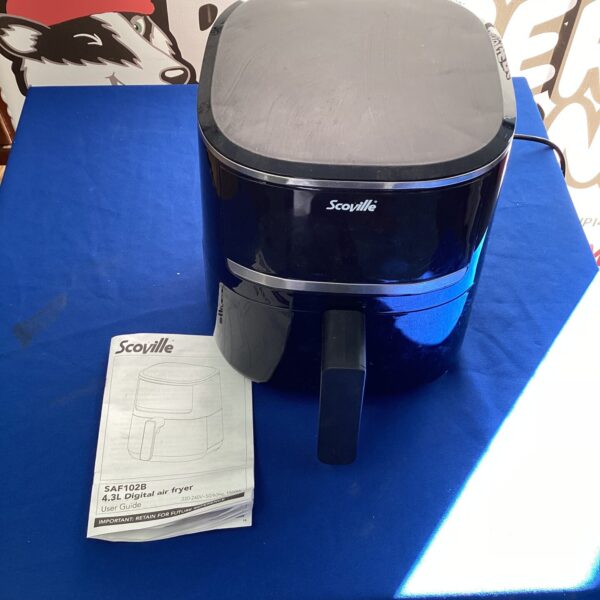 Black Scoville 4.3L air fryer on a light surface.