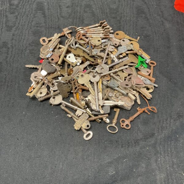 Mixed lot of vintage and antique keys for collectors.