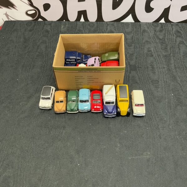 Mixed lot of vintage diecast model cars, including Morris Minor.