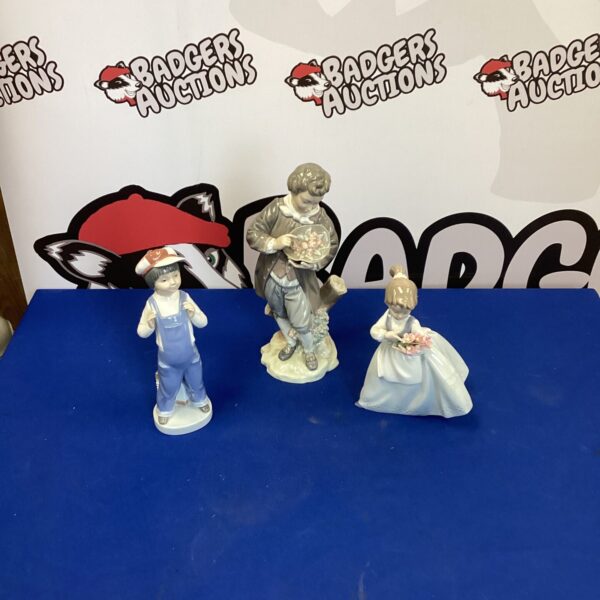 Lot of three Lladro porcelain figurines for collectors.