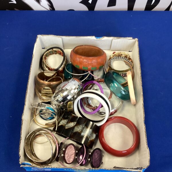 Colourful assorted bangles in a vintage jewellery lot.
