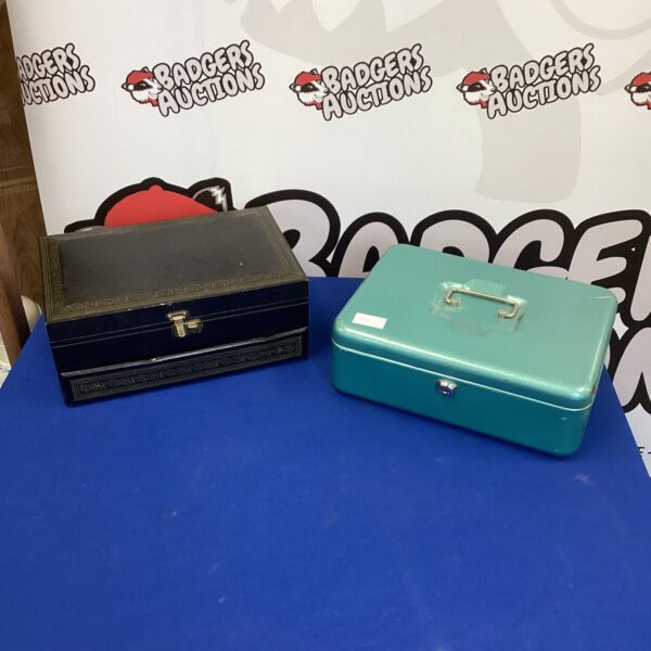 Vintage wooden jewellery box with metal handle.