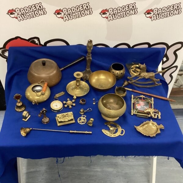 Mixed lot of vintage brass collectibles and ornaments.