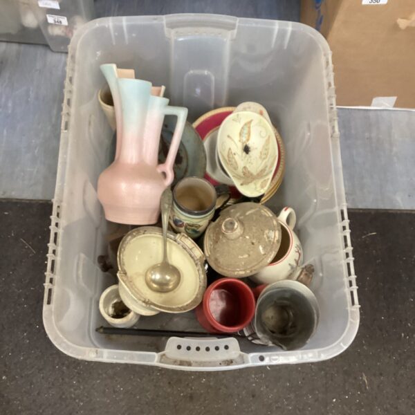 Overview of a mixed porcelain lot with various ceramic pieces.