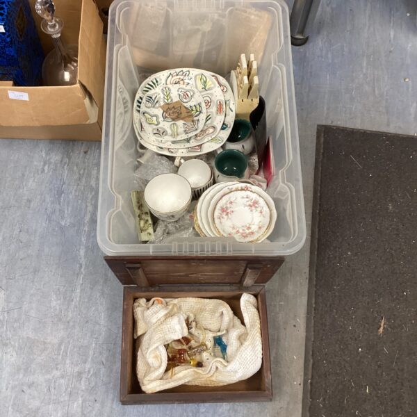 Mixed lot of vintage collectibles and glass animals.