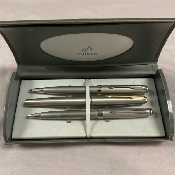 Vintage Parker pen and pencil set in a fitted case.