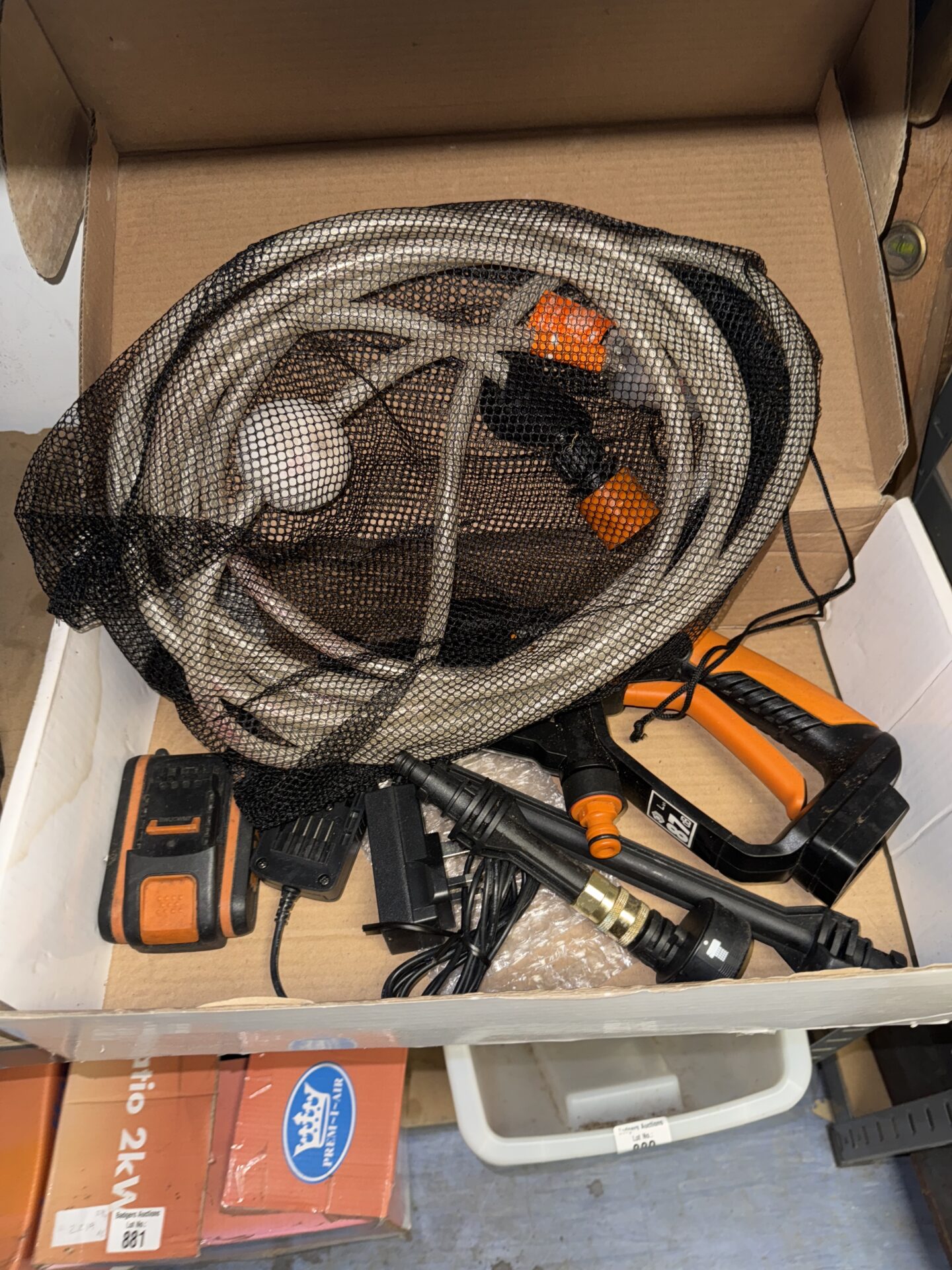 878 Worx hydroshot cordless electric pressure washer with battery & charger