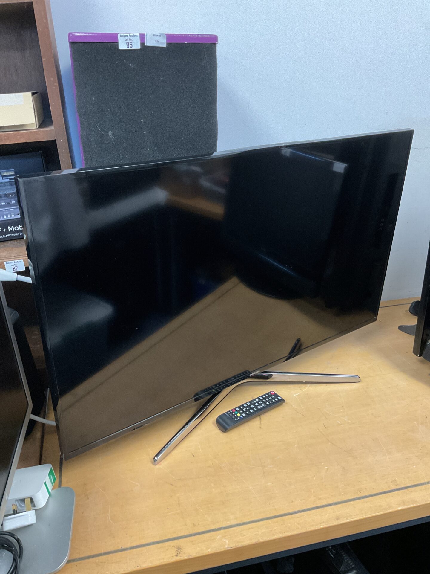 097 Samsung 40” lcd hd tv with remote working
