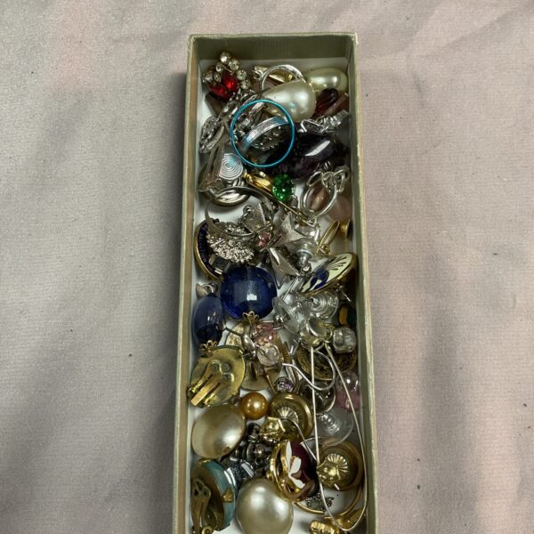 Assorted costume jewellery lot featuring earrings and rings.