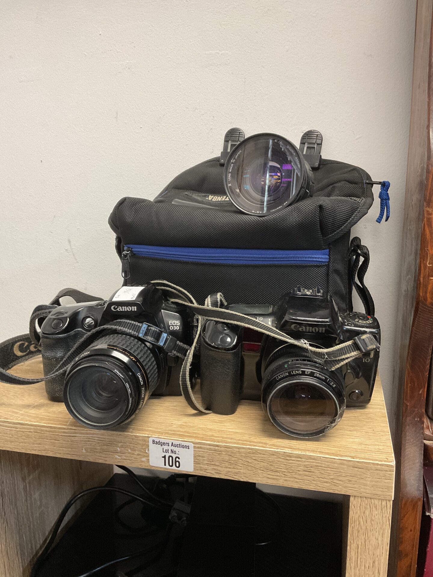 106 Canon eos d30 & eos 10 cameras with lenses & bag