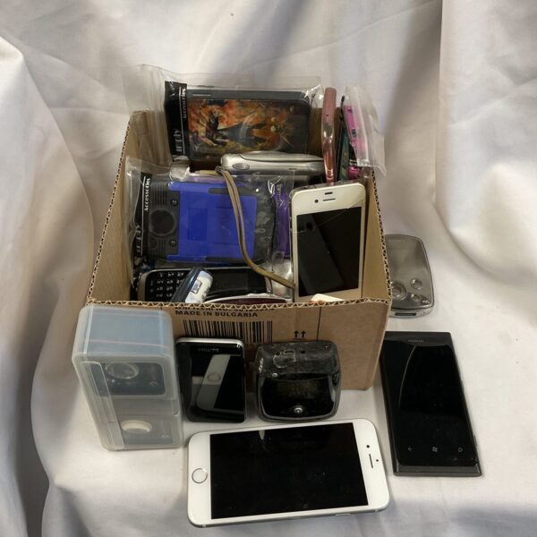 Vintage mobile phone lot including Nokia and Soy handsets.